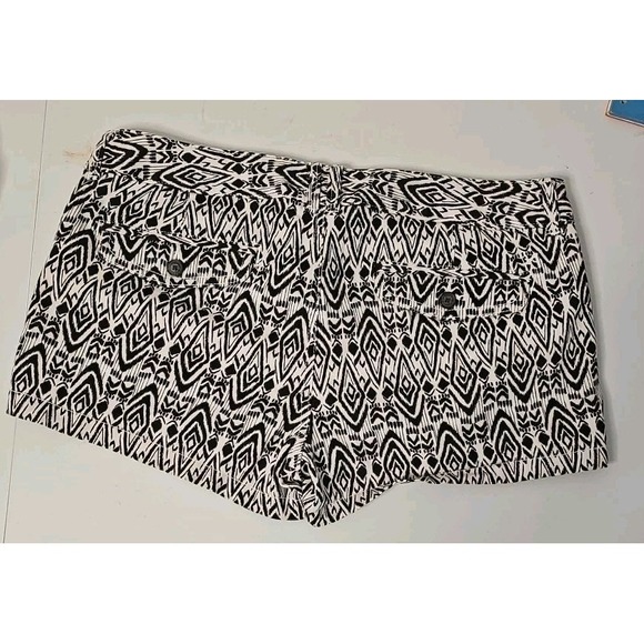 AE Stretch Coastal Cowgirl Short Shorts Sz 10 33x2.5 White Black Pockets #142 - Picture 2 of 10